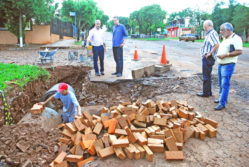 Prefeito pede agilidade à CORSAN para retomada de obras de asfaltamento